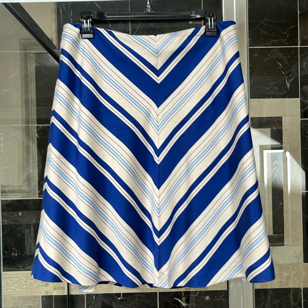 Lilly Pulitzer skirt size 6, like new condition, worn once.